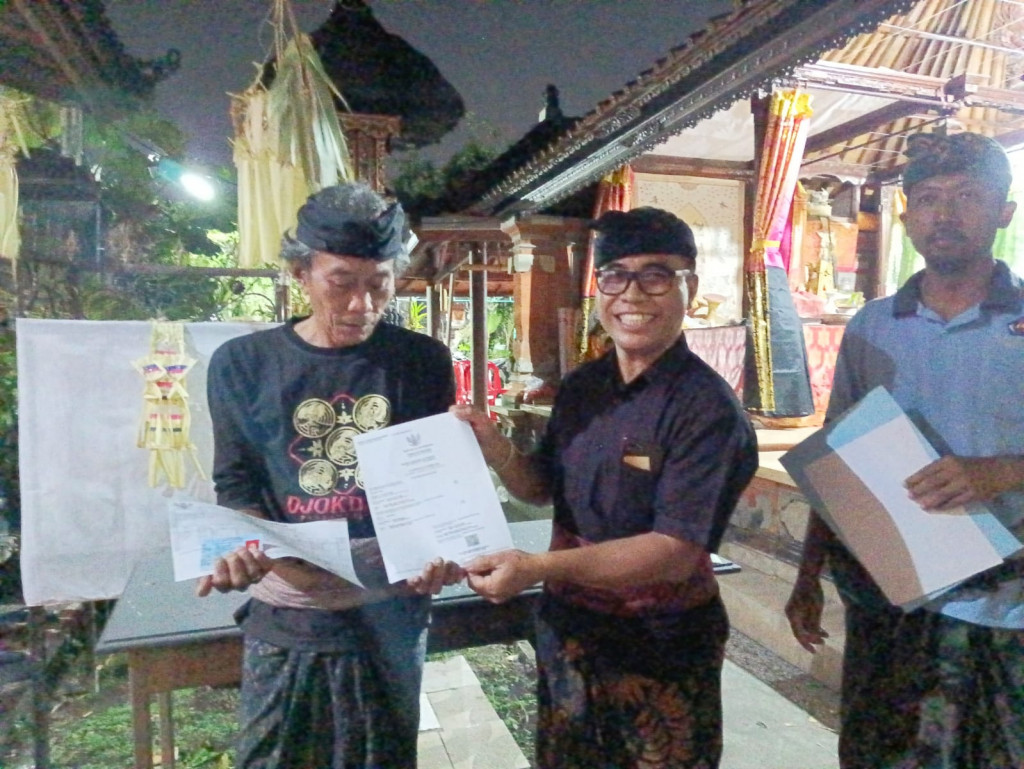 Implementasi Dalung Smartvillage, Pemerintah Desa Dalung Serahkan KK dan Akta Kematian kepada Perwakilan Keluarga